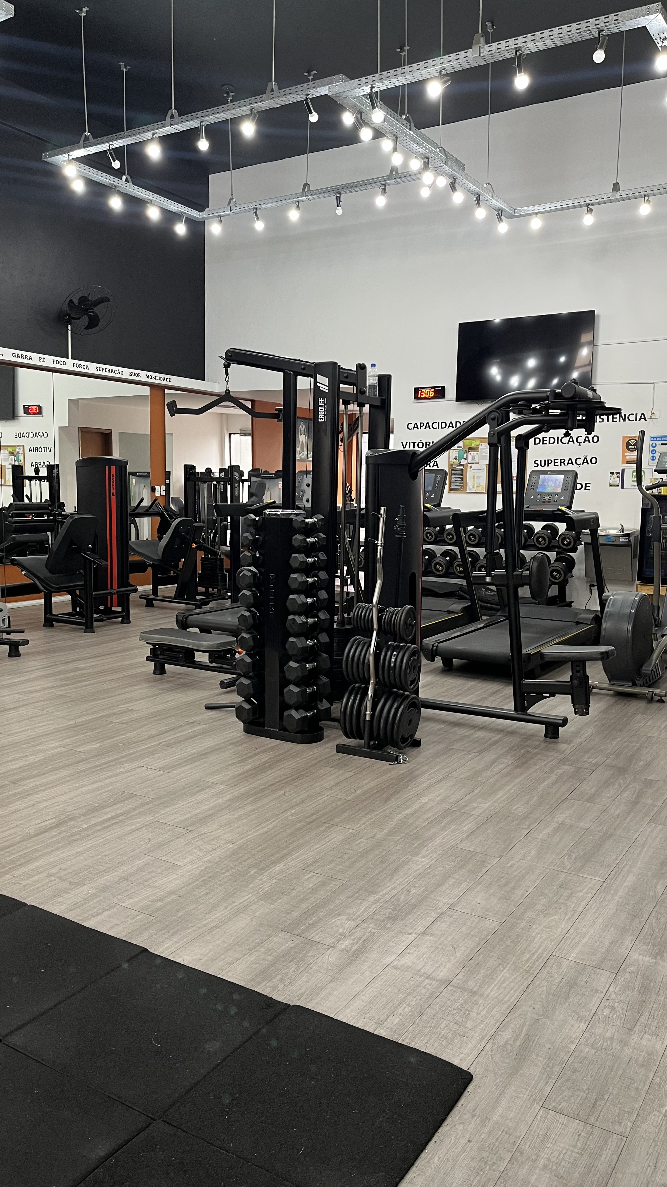 Sala de musculação da Corpus Balance com halteres, estação de cabos e esteiras